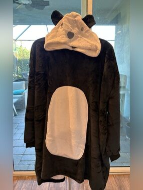 Waitertree Plush Hooded Loungewear in black & white wearable blanket sz XL
